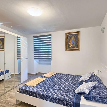 Old Town Apartments In City Center Pula Exterior photo
